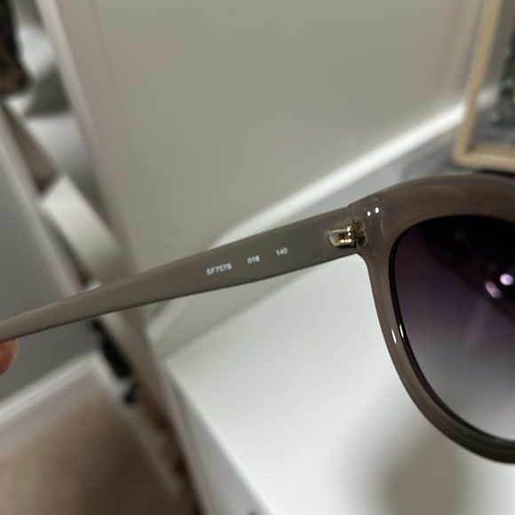Ferragamo sunglasses - Picture 4 of 8